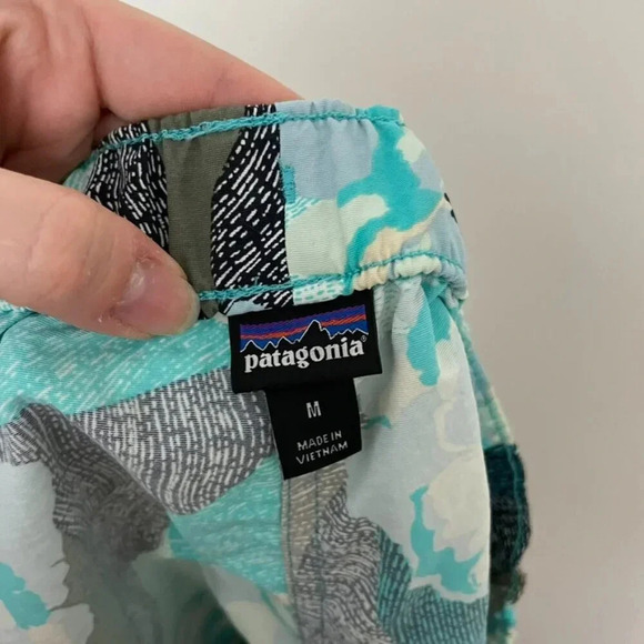 Patagonia Barely Baggies Shorts 2.5" Hibiscus Howling Turquoise Size Medium - Picture 3 of 6
